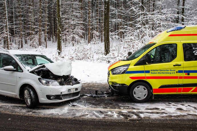 Unfall wegen Schneeglaette: Pkw gegen Krankenwagen, weitere Pkw beteiligt, L1120, Berglen, 08.01.2021.
