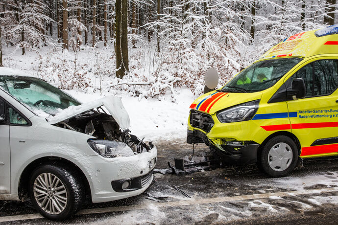 Unfall wegen Schneeglaette: Pkw gegen Krankenwagen, weitere Pkw beteiligt, L1120, Berglen, 08.01.2021.
