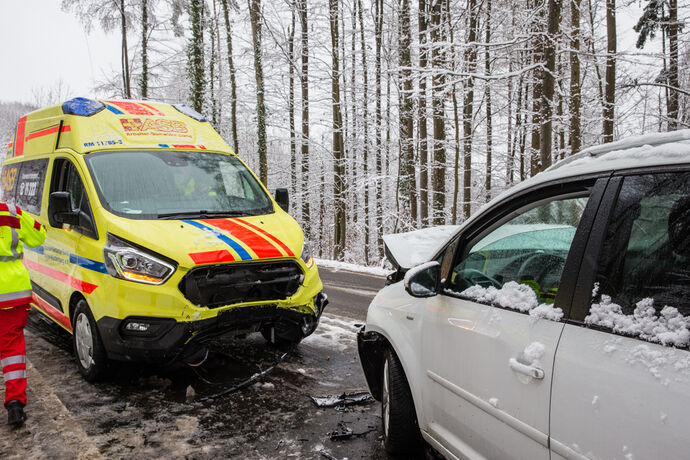 Unfall wegen Schneeglaette: Pkw gegen Krankenwagen, weitere Pkw beteiligt, L1120, Berglen, 08.01.2021.