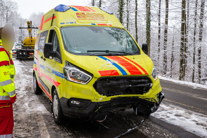Unfall wegen Schneeglaette: Pkw gegen Krankenwagen, weitere Pkw beteiligt, L1120, Berglen, 08.01.2021.