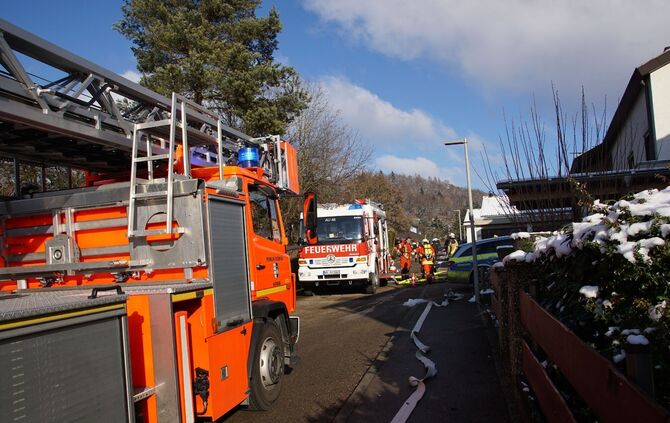 Auenwald: Kuechenbrand erfordert Grosseinsatz der Feuerwehr