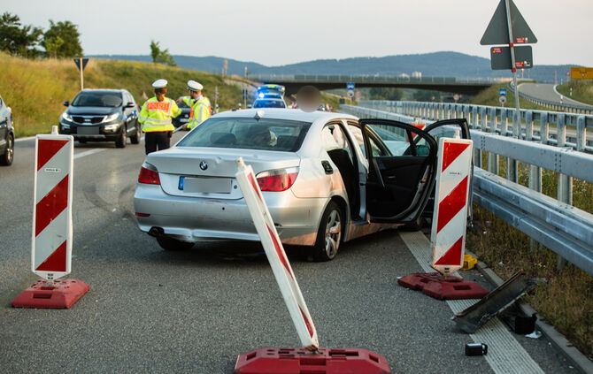 B 14 - BMW kracht in Leitplanke - Bild 01_0