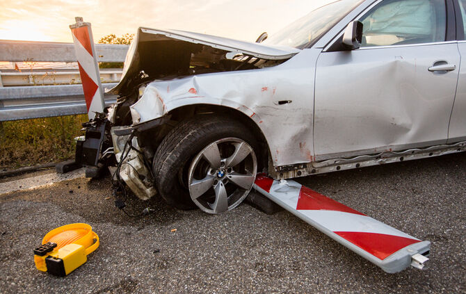 B 14 - BMW kracht in Leitplanke - Bild 02_1