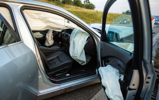 B 14 - BMW kracht in Leitplanke - Bild 03_2