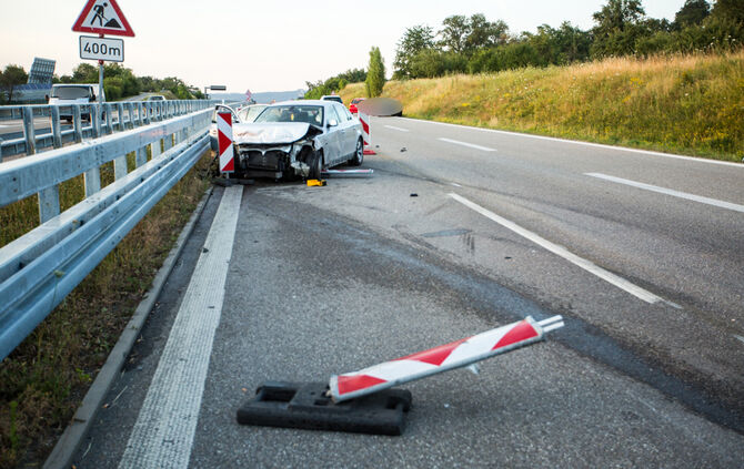 B 14 - BMW kracht in Leitplanke - Bild 04_3