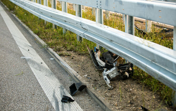 B 14 - BMW kracht in Leitplanke - Bild 06_5