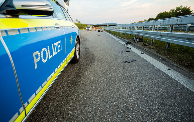 B 14 - BMW kracht in Leitplanke - Bild 07_6