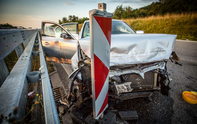 B 14 - BMW kracht in Leitplanke - Bild 08_7