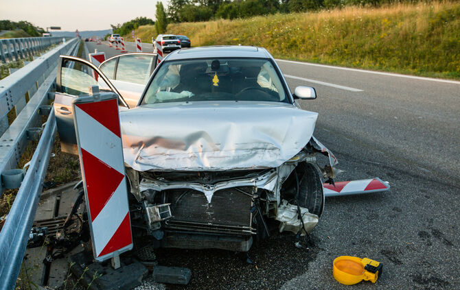 B 14 - BMW kracht in Leitplanke - Bild 11_9