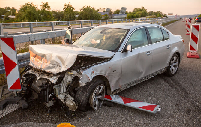 In Leitplanke gekracht, B 14 Leutenbach-Nellmersbach, 03.07.2018.