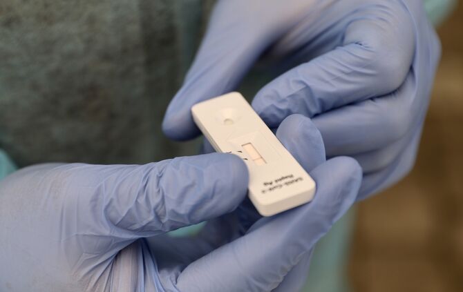 Schnelltest Sars-CoV-2 Rapid Antigen Test symbol symbolbild symbolfoto