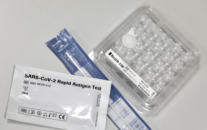 Schnelltest Sars-CoV-2 Rapid Antigen Test symbol symbolbild symbolfoto