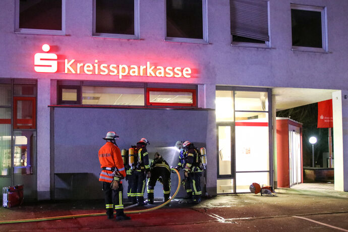 Brand in Lichtschacht / Keller, Hauptstr., Plüderhausen, 14.01.2021.