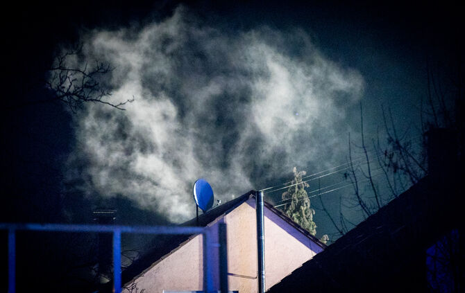 Feuer auf Balkon greift auf Dachstuhl über - Bild 01_0