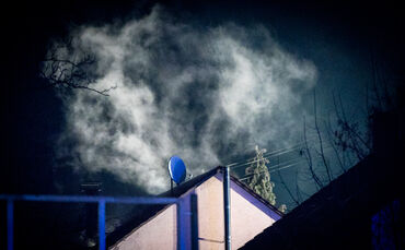 Feuer auf Balkon greift auf Dachstuhl über - Bild 01_0