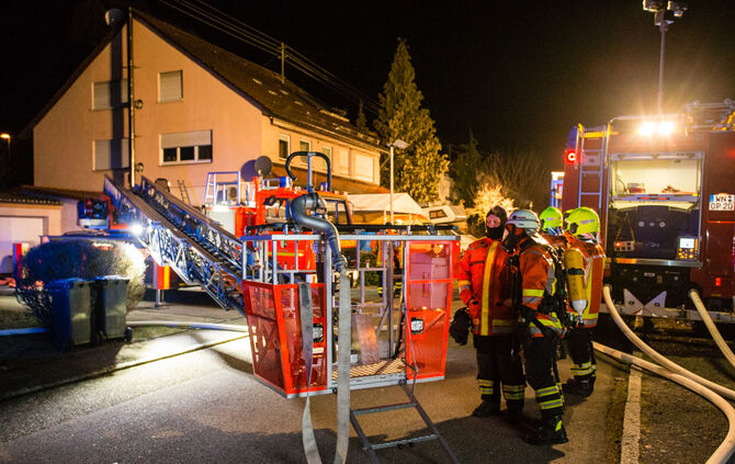 Feuer auf Balkon greift auf Dachstuhl über - Bild 02_1