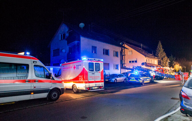 Feuer auf Balkon greift auf Dachstuhl über - Bild 04_3