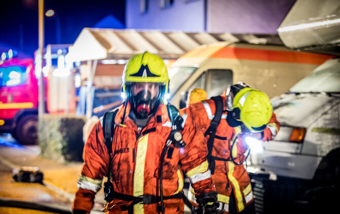 Feuer auf Balkon greift auf Dachstuhl über - Bild 05_4