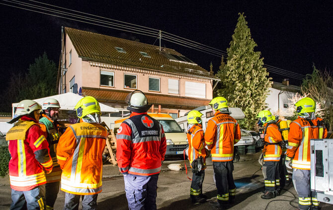 Feuer auf Balkon greift auf Dachstuhl über - Bild 06_5
