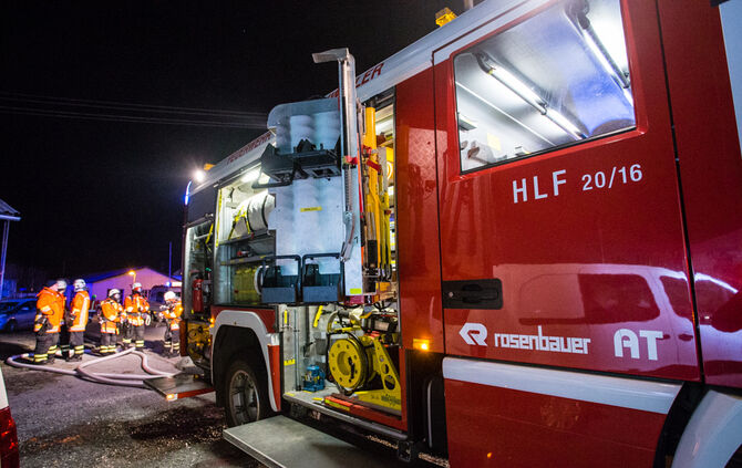 Feuer auf Balkon greift auf Dachstuhl über - Bild 07_6