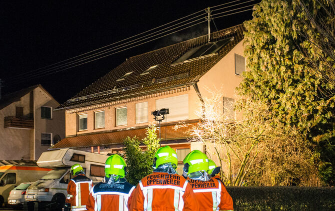 Feuer auf Balkon greift auf Dachstuhl über - Bild 08_7