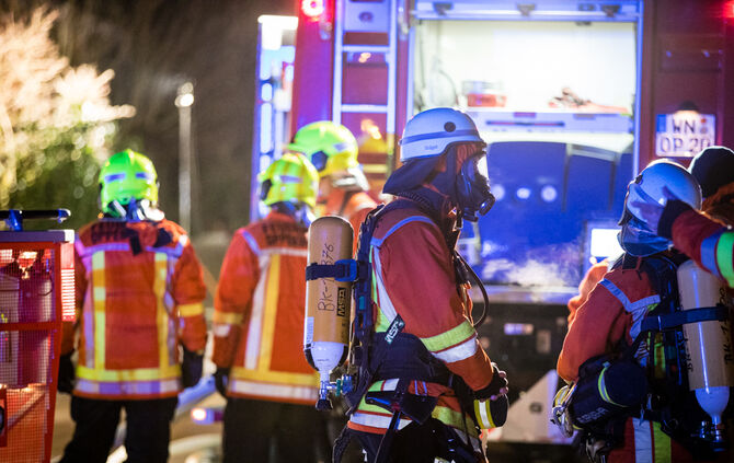Feuer auf Balkon greift auf Dachstuhl über - Bild 09_8