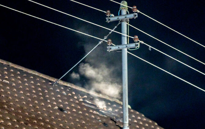 Feuer auf Balkon greift auf Dachstuhl über - Bild 10_9