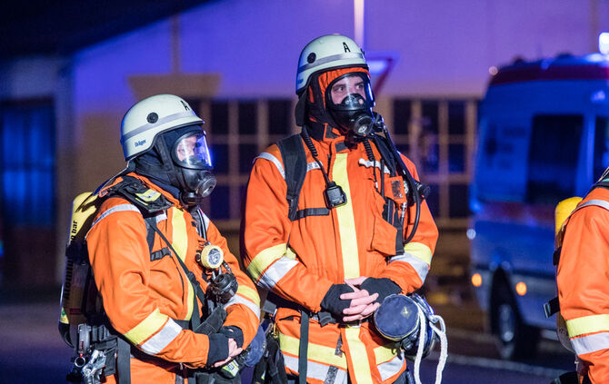 Feuer auf Balkon greift auf Dachstuhl über - Bild 12_11
