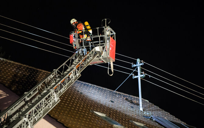 Feuer auf Balkon greift auf Dachstuhl über - Bild 13_12