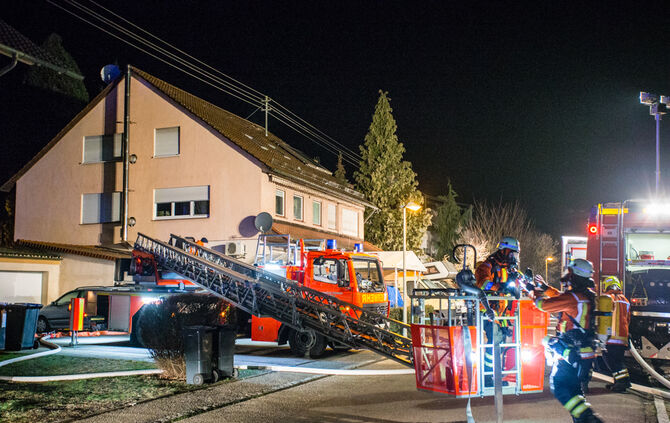 Feuer auf Balkon greift auf Dachstuhl über - Bild 15_14
