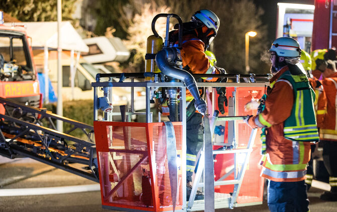 Feuer auf Balkon greift auf Dachstuhl über - Bild 16_15