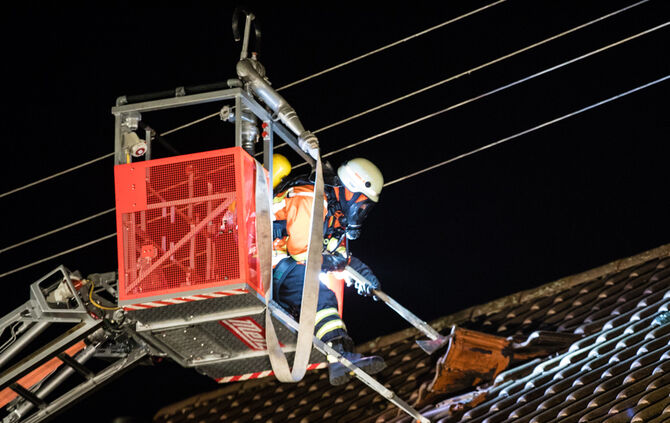 Feuer auf Balkon greift auf Dachstuhl über - Bild 17_16