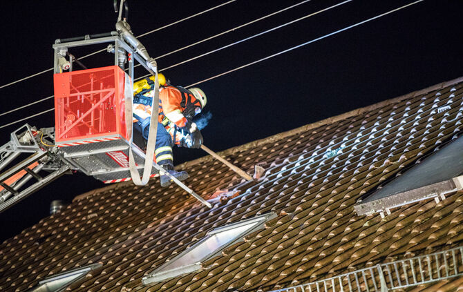 Feuer auf Balkon greift auf Dachstuhl über - Bild 18_17