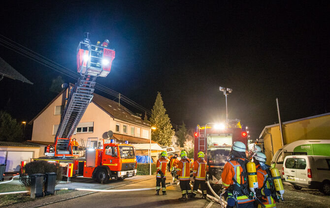 Feuer auf Balkon greift auf Dachstuhl über - Bild 19_18