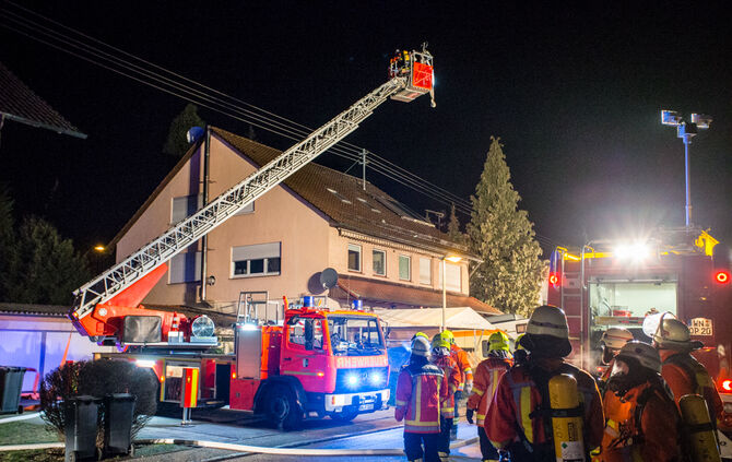 Feuer auf Balkon greift auf Dachstuhl über - Bild 20_19
