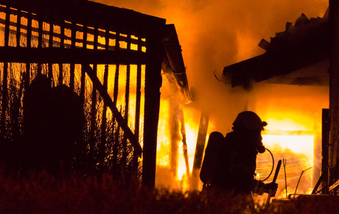 Schuppen in Wohngebiet brennt - Bild 16_0