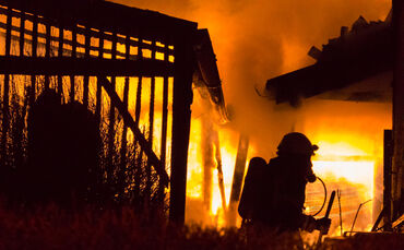 Schuppen in Wohngebiet brennt - Bild 16_0