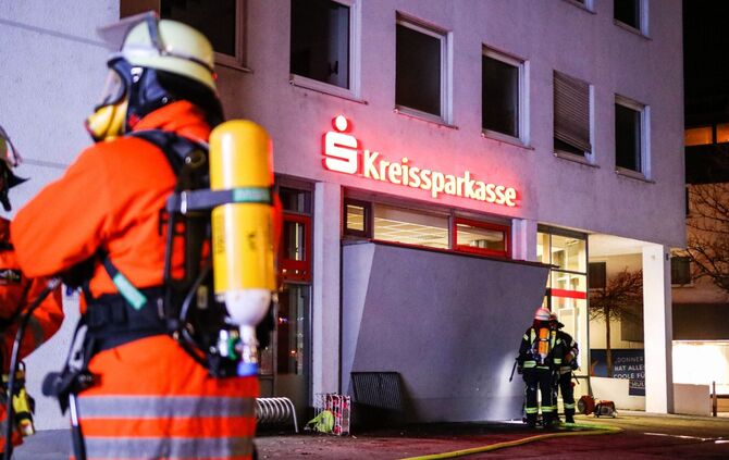 Brand in Lichtschacht / Keller, Hauptstr., Plüderhausen, 14.01.2021.
