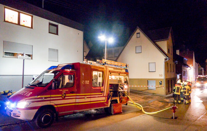 Schuppen in Wohngebiet brennt - Bild 22_1