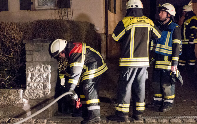 Schuppen in Wohngebiet brennt - Bild 21_2