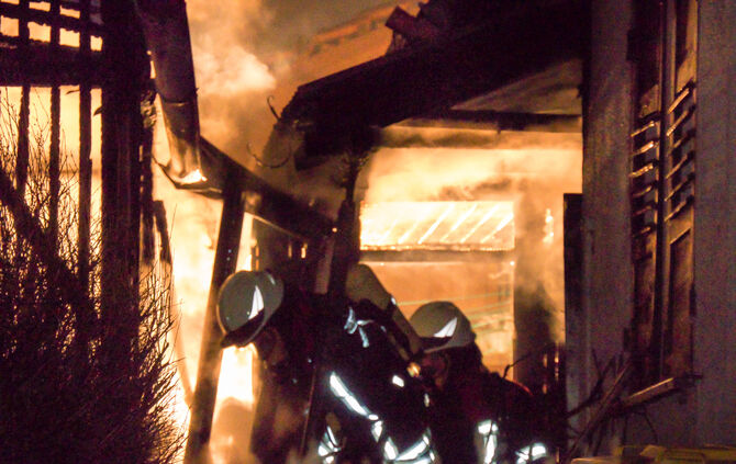 Schuppen in Wohngebiet brennt - Bild 20_3