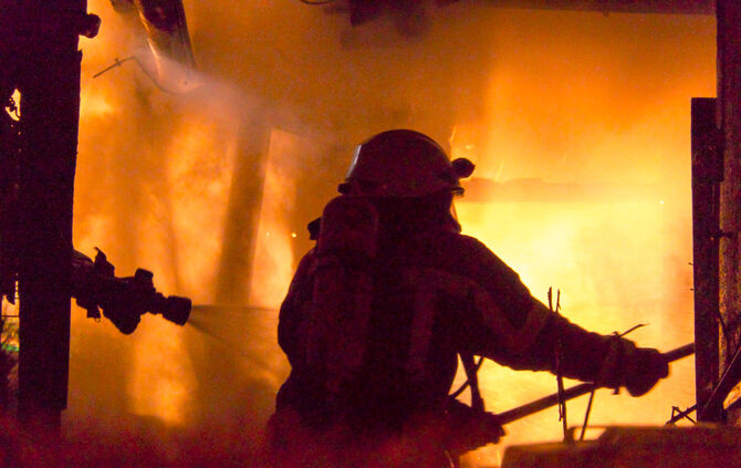Schuppen in Wohngebiet brennt - Bild 19_4