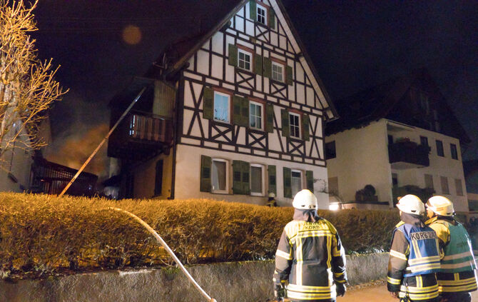 Schuppen in Wohngebiet brennt - Bild 18_5