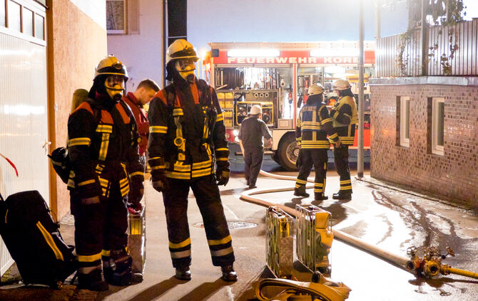 Schuppen in Wohngebiet brennt - Bild 17_6