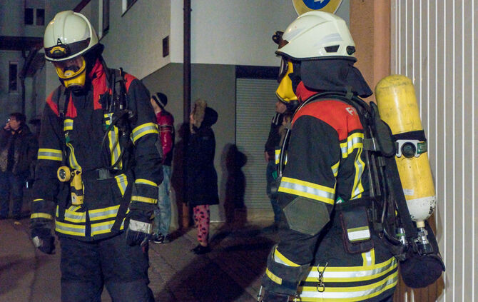 Schuppen in Wohngebiet brennt - Bild 13_9