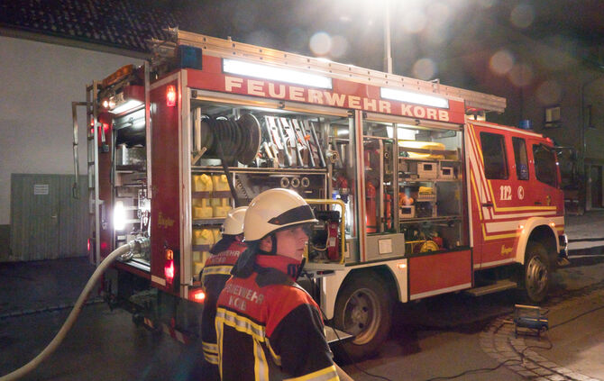 Schuppen in Wohngebiet brennt - Bild 12_10