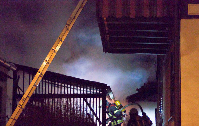 Schuppen in Wohngebiet brennt - Bild 09_13