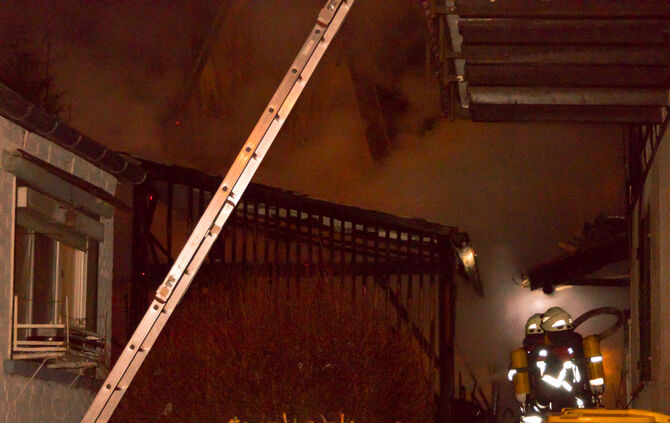 Schuppen in Wohngebiet brennt - Bild 08_14