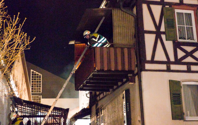 Schuppen in Wohngebiet brennt - Bild 07_15