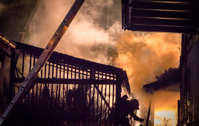 Schuppen in Wohngebiet brennt - Bild 05_17